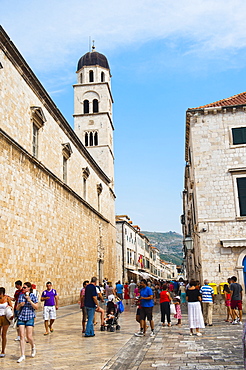 Tourists on Stradun and the Franciscan Monastery, Dubrovnik Old Town, UNESCO World Heritage Site, Dubrovnik, Croatia, Europe