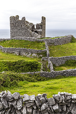 The remains of the abandoned Castle O'Brien on Inisheer, the easternmost of the Aran Islands, Galway Bay, Republic of Ireland, Europe