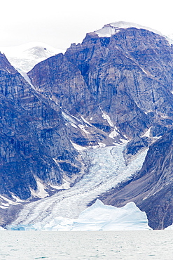 Grounded icebergs, Sydkap, Scoresbysund, Northeast Greenland, Polar Regions