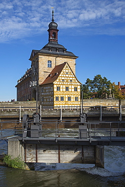 Rapids of the left branch of the Regnitz river with Altes Rathaus city hall building, Bamberg, Franconia, Bavaria, Germany