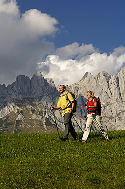 Hikers with hiking poles in the mountains, Wilder Kaiser, Tyrol, Austria, Europe