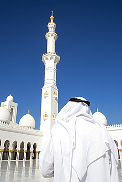 Arab man wearing dishdasha outside the Sheikh Zayed Bin Sultan Al Nahyan Grand Mosque, Abu Dhabi, United Arab Emirates