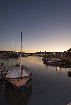 Llauts or Mallorcan fishing boats in the port of Cala Ratjada at the jetty, Cala Ratjada, Mallorca, Balearic Islands, Spain