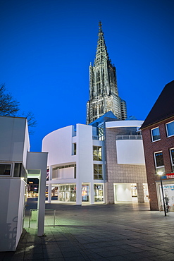 View of Ulm Cathedral and city hall by architect Richard Meier at night, Ulm, Swabian Alp, Baden-Wuerttemberg, Germany