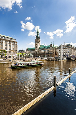 View over lake Binnenalster to Hamburg Rathaus, Hamburg, Germany