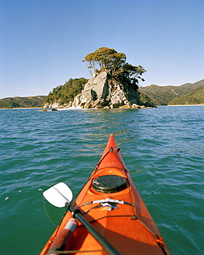 Kayak in front of a small island at Torrent Bay, Abel Tasman National Park, North Coast, South Island, New Zealand