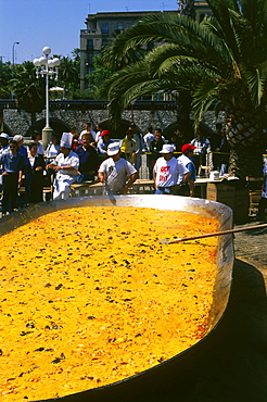 Giant-Fideua (noodel paella),1. May,Passeig de Colom,Barcelona,Catalonia,Spain