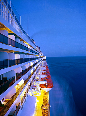 Side view at night, Queen Mary 2