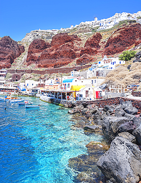 Ammoudi fishing village overlooked by Oia village on the cliff top above, Oia, Santorini, Cyclades Islands, Greece