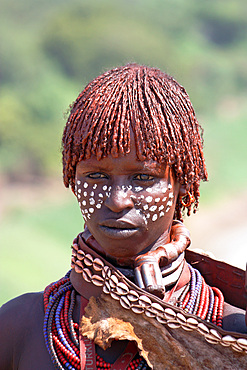 Ethiopia; Southern Nations Region; southern Ethiopian highlands; Kolcho village on the Omo River; young Hamer woman with typical curly hairstyle and jewelry; First wife, recognizable by the massive choker with ornament