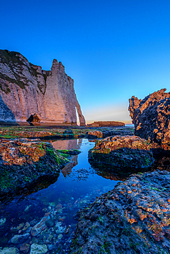 Porte d'Aval rock arch on the Alabaster Coast near Étretat, Normandy, France.