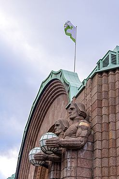 Helsinki Central Station, entrance portal with granite figures by Emil Wikström, landmark, Helsinki, Finland