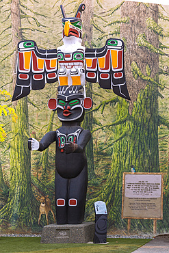 Duncan, Thunderbird Totem Pole with Dzunuk'wa