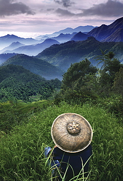 Rice farmer overlooking the mountains, Sagada, Cordilleras Mountains, Mountain Province, Insel Luzon. Philippines, Asia