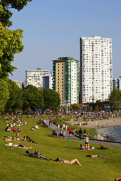 English bay, Westend, young people relaxing, Promenade, Vancouver City, Canada, North America