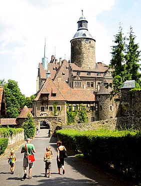 Tourists in front of Tschochau castle in the sunlight, Bohemian mountains, lower-Silesia, Poland, Europe