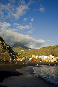 Pico Bejenado (1857m), peak of the extinct volcano crater Caldera de Taburiente and beach, Puerto de Tazacorte, UNESCO Biosphere Reserve, Atlantic ocean, La Palma, Canary Islands, Spain, Europe