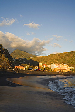 Pico Bejenado (1857m), peak of the extinct volcano crater Caldera de Taburiente and beach, Puerto de Tazacorte, UNESCO Biosphere Reserve, Atlantic ocean, La Palma, Canary Islands, Spain, Europe