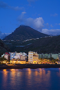 Pico Bejenado (1857m), peak of the extinct volcano crater Caldera de Taburiente and coast at dusk, Puerto de Tazacorte, UNESCO Biosphere Reserve, Atlantic ocean, La Palma, Canary Islands, Spain, Europe