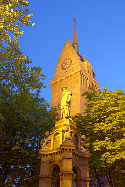 Mercator well in front of Duisburg town hall (Architect: Friedrich Ratzel, 1897 - 1902), Ruhrgebiet, North Rhine-Westphalia, Germany, Europe