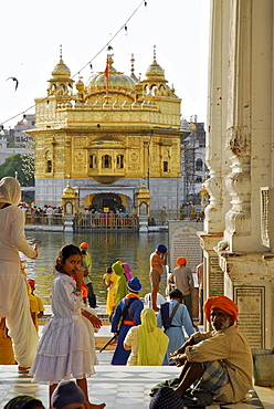 Pilgrims in front of the Golden Temple, Sikh holy place, Amritsar, Punjab, India, Asia