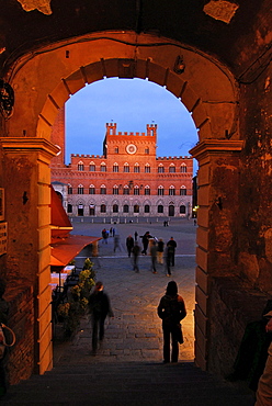 View through gate at Piazza del Campo and Palazzo Pubblico in the evening, Siena, Tuscany, Italy, Europe