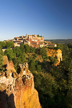 Roussillon, village on rocks of ochre, Vaucluse, Provence, France