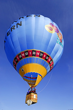 ballooning, hot air balloon with waving passengers in gondola, Montgolfiade in Bad Wiessee at lake Tegernsee, Upper Bavaria, Bavaria, Germany