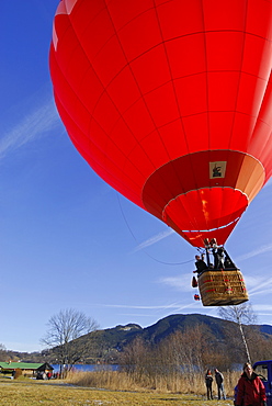 take-off of balloon, hot air balloon with passengers in gondola, Montgolfiade in Bad Wiessee at lake Tegernsee, Upper Bavaria, Bavaria, Germany