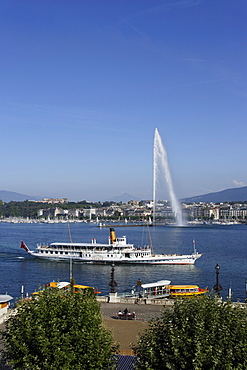 Excursion boat and Jet d'Eau (one of the largest fountains in the world), Lake Geneva, Geneva, Canton of Geneva, Switzerland