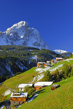 South Tyrolean farmhouses beneath Peitlerkofel, valley Gadertal, Dolomites, South Tyrol, Italy