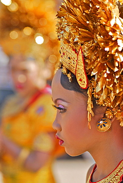 Girl wearing a balinese costume, Klunkung, Bali, Indonesia, Asia