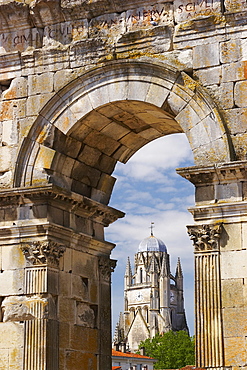 Triumphal arch of Germanicus with St. Pierre Cathedral, The Way of St. James, Road to Santiago, Via Turonensis, Chemins de St. Jacques, Saintes, Dept. Charente-Maritime, RâˆšÃ‰Â¬Â©gion Poitou-Charente, France, Europe