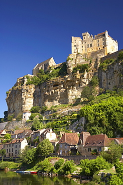 View of Beynac at the Dordogne river, The Way of Saint James, Road to Santiago, Chemins de Saint-Jacques, Via Lemovicensis, Beynac, Dept. Dordogne, RâˆšÃ‰Â¬Â©gion Aquitaine, France, Europe