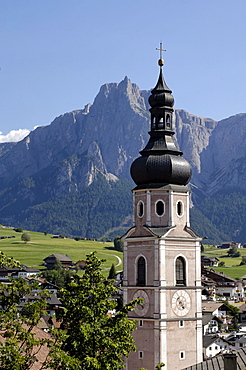 Kastelruth with the parish church of St Peter and Paul, Kastelruth, Castelrotto, Schlern, South Tyrol, Italy