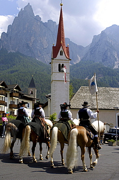 Procession through the town, Tournament, Oswald von Wolkenstein Ritt, Event 2005, South Tyrol, Italy