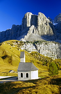 Chapel, Passo di Gardena, Gruppo di Sella, Dolomite Alps, South Tyrol, Italy