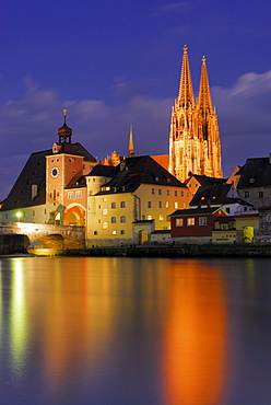 View to Old town with Regensburg cathedral at night, Regensburg, Upper Palatinate, Bavaria, Germany