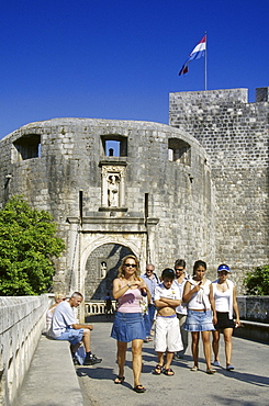 Pedestrians in front of a gate at the Old Town of Dubrovnik, Croatian Adriatic Sea, Dalmatia, Croatia, Europe