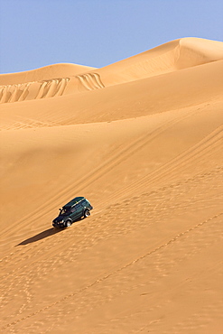 jeep in sandy desert, Libya, Sahara, North Africa