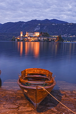 Rowing boats on the lake shore of Lake Orta, Isola San Giulio in the background, Orta San Giulio, Piedmont, Italy