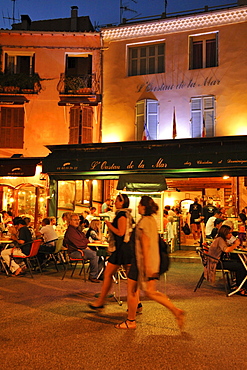 People in the restaurants at harbour in the evening, Cassis, Cote dÂ¥Azur, Bouches-du-Rhone, Provence, France, Europe