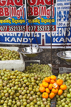 Fruit stall on the market of Kandy, Kandy, Sri Lanka, Asia