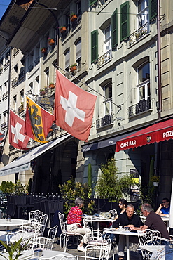 People sitting outside a cafe bar in the Gerechtigkeitsgasse, Old City of Berne, Berne, Switzerland