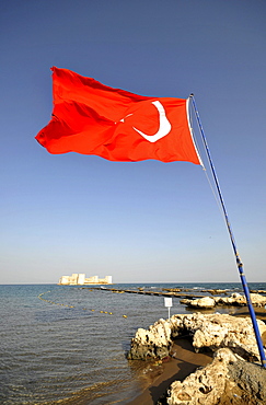 girlcastle with beach and turkish Flag, Kiz Kalesi, Kalikien, south coast, Anatolia, Turkey