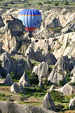 ballooning in the Goereme-Tal, Kappadokien, Anatolia, Turkey