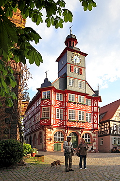 Couple with dog in front of the town hall on the market square, Heppenheim, Hessische Bergstrasse, Hesse, Germany