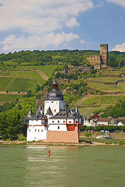 Gutenfels castle, Pfalzgrafenstein castle, Kaub, Shipping on the river Rhine, Koeln-Duesseldorfer, Mittelrhein, Rhineland-Palatinate, Germany, Europe