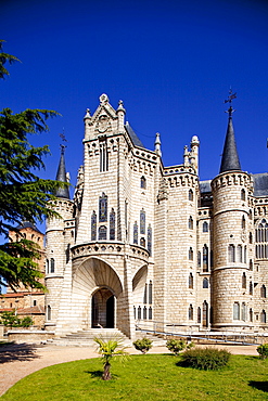 Palacio Episcopal, Astorga, Episcopal Palace, 19th century, architect Antoni Gaudi, Modernismo, Modernism, Art Nouveau, Camino Frances, Way of St. James, Camino de Santiago, pilgrims way, UNESCO World Heritage, European Cultural Route, province of Leon, Old Castile, Castile-Leon, Castilla y Leon, Northern Spain, Spain, Europe