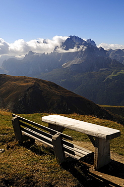 Wooden bench, Karnischer Hoehenweg, Zwoelferkofel, Val Pusteria, Dolomites, South Tyrol, Italy, Europe